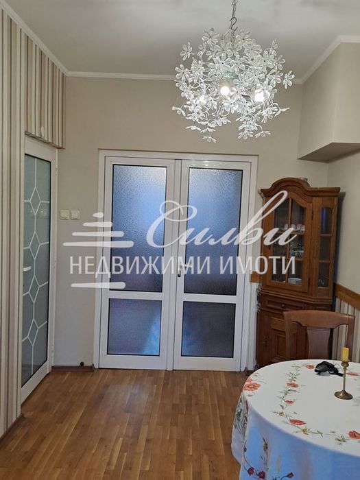 Дава се под наем Тристаен апартамент в Шумен, Военно училище - 90 кв.м за 331.5 € - Снимка #1