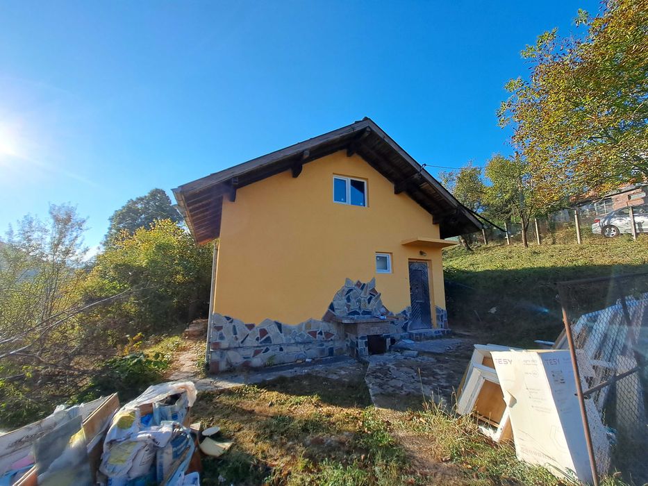 Уютна планинска вила  с голям двор в живописното село Лесидрен, перфектна за отдих