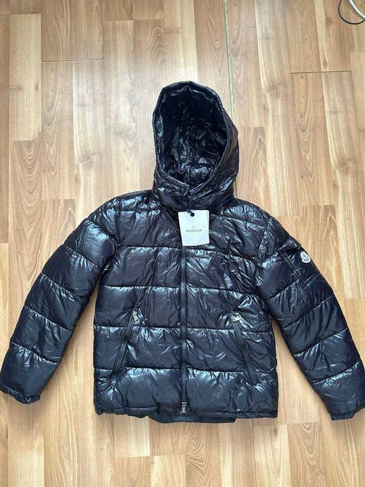 Geaca Moncler cu eticheta (nu Nike, Gucci, Adidas, Balenciaga)