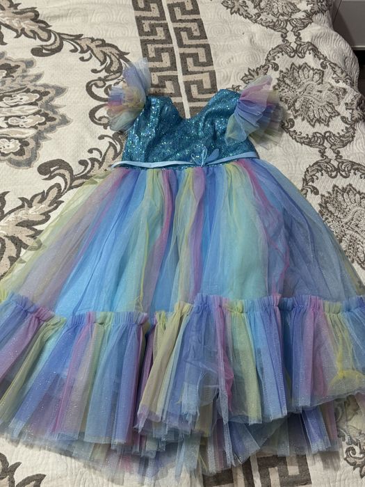 Продам красивое нарядное платье для девочки!