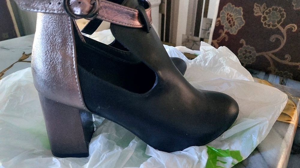 Продам женские босоножки