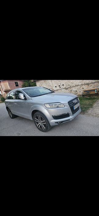 Автомобил Audi Q7