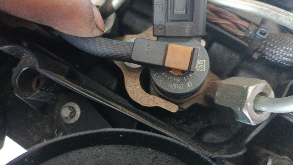 Injector injectoare bmw f10 bmw f11 2.0 diesel 2012 E 5 cod 0445110478