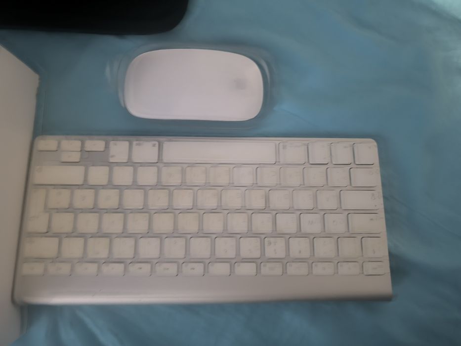 Vând MacBook Pro 13″ aproape ca nou, folosit doar de 2 ori!