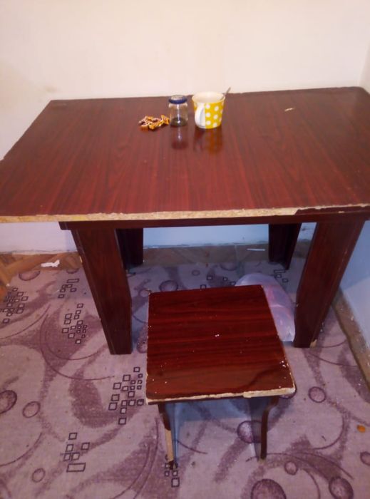 Кухонный стол с двумя табуреткам