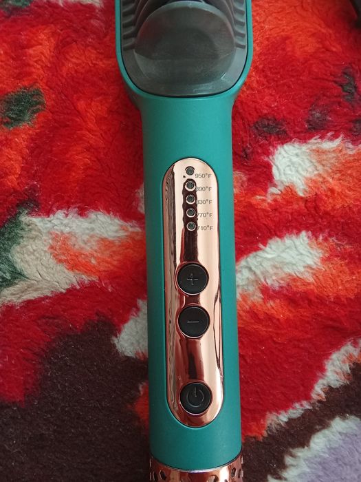 Продам расчёску выпрямитель.