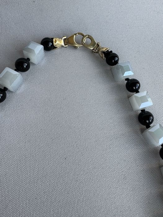 Colier lucrat manual din calcedonie, onix si argint