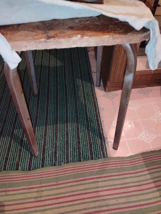 Продам стол и табуретки