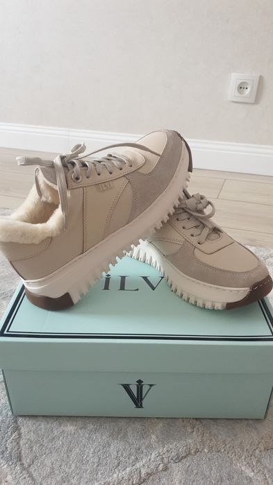 Срочно продам зимний кроссовки