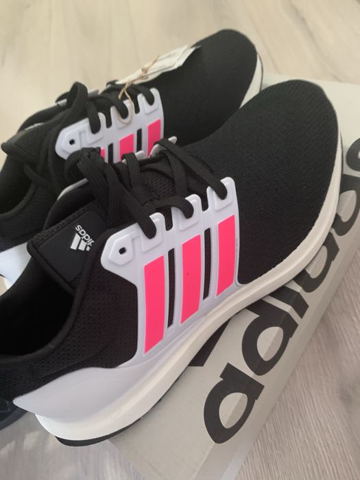 Кроссовки продам новый