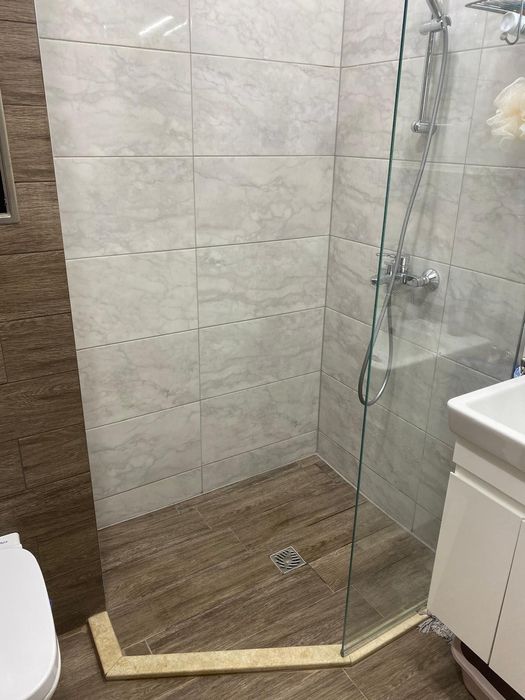 Стъклен параван за баня