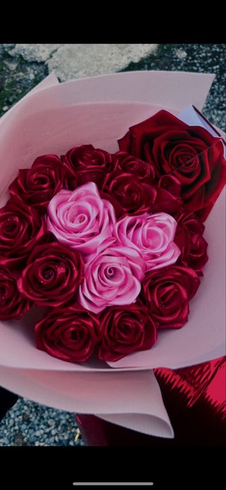 Қолмен гүл әдемі