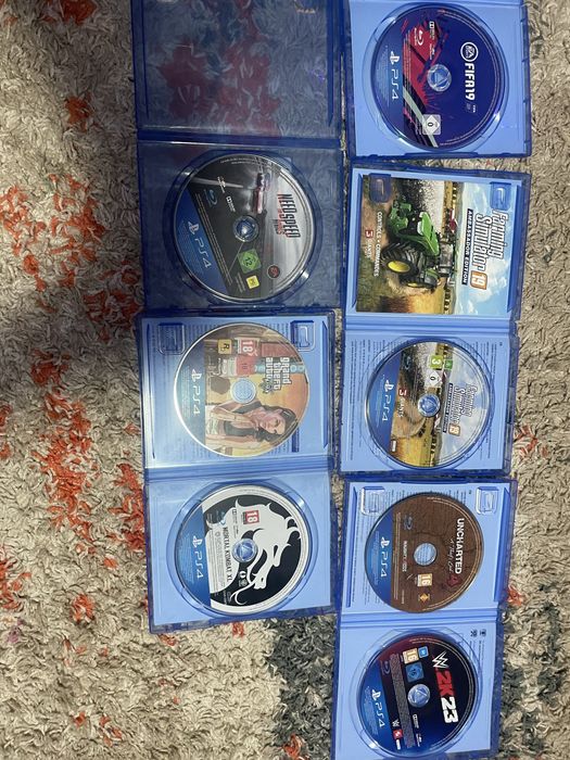 Vând PS 4 cu 2 manete funcționabile,7 jocuri+volan și pedale Mirya cablurile sunt incluse la PS și volan