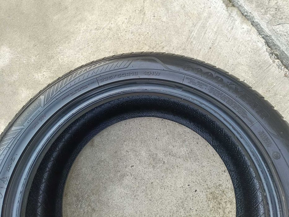 Doua anvelope 235 50 18 goodyear vector 4 seasons profil de 7 mm