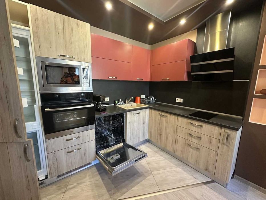 Дава се под наем Тристаен апартамент в Пловдив, Младежки Хълм - 110 кв.м за 750 € - Снимка #1