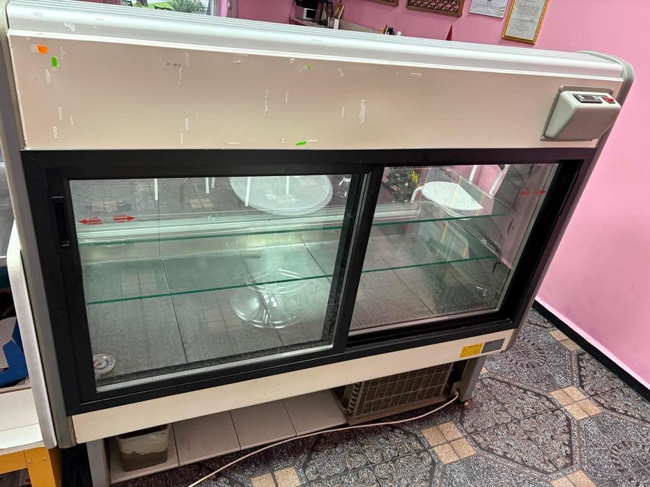 Сладкарска витрина