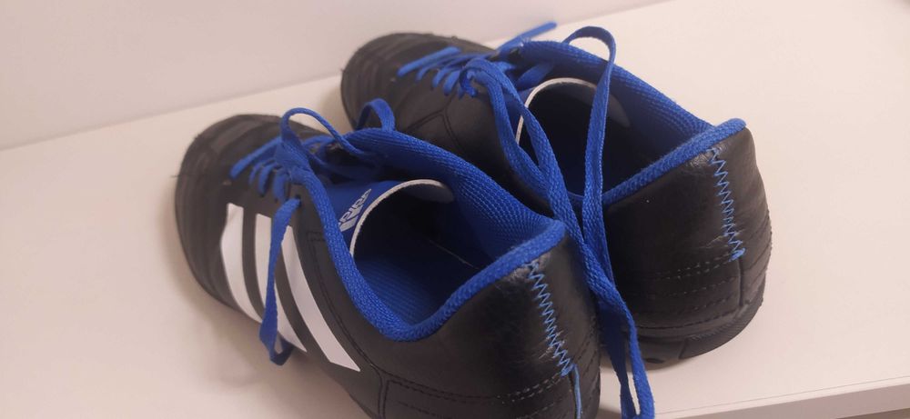 Продавам футболни стоножки Adidas- номер 38