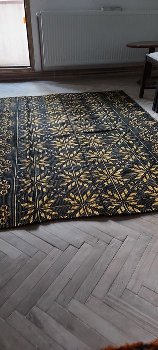 Macate tesute din lana moale.