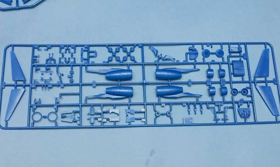 Сборная модель-Грузовой самолет Ту-204 "ПОЧТА РОССИИ" +краски+клей