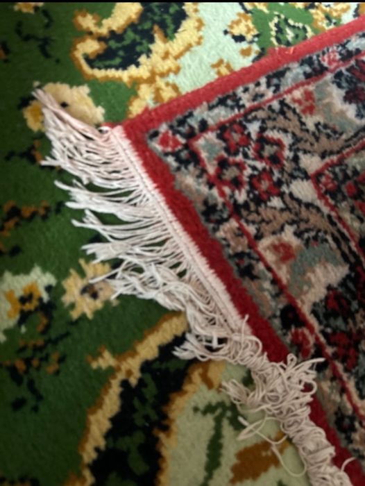 Covor persan , pastrat cu grija . Defect la franjuri