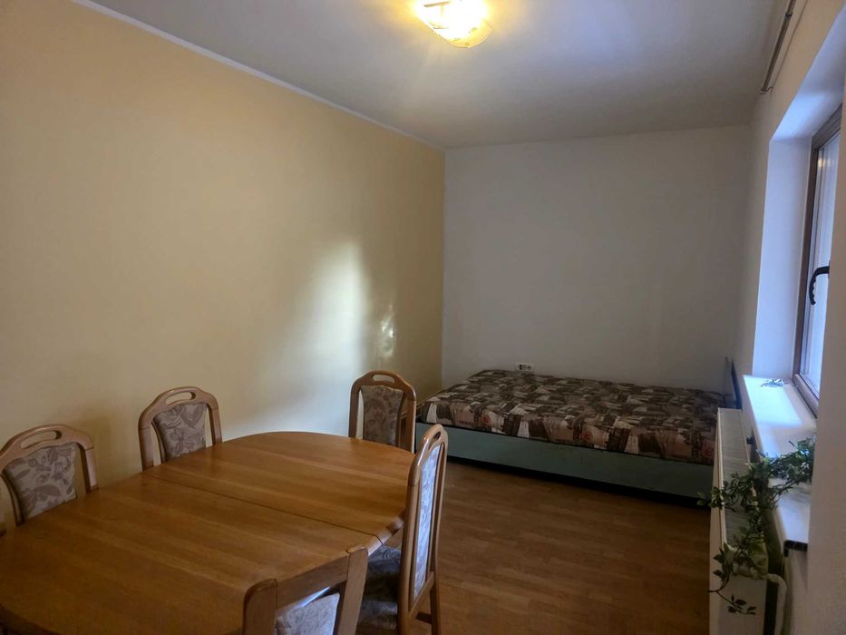 Închiriez Casa singur in curte