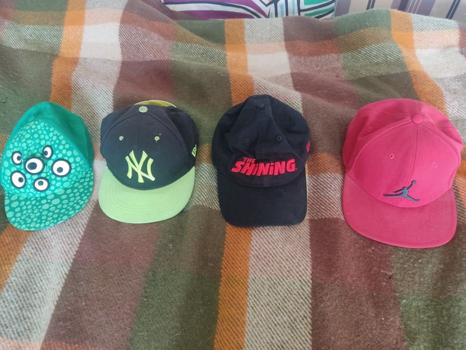 Шапки с козирка 4 броя