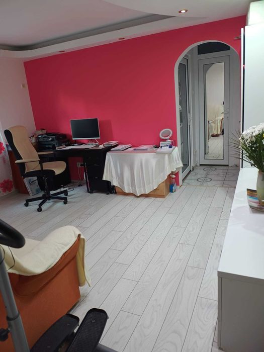 Vand apartament cu 2 camere, luminos si primitor, situat pe strada Iacob Andrei- punct de reper Zona Comerciala Baduc . Ideal pentru locuit.