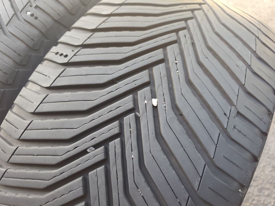 255/40/19" 2бр Michelin cross climate 2,dot2122,5mm