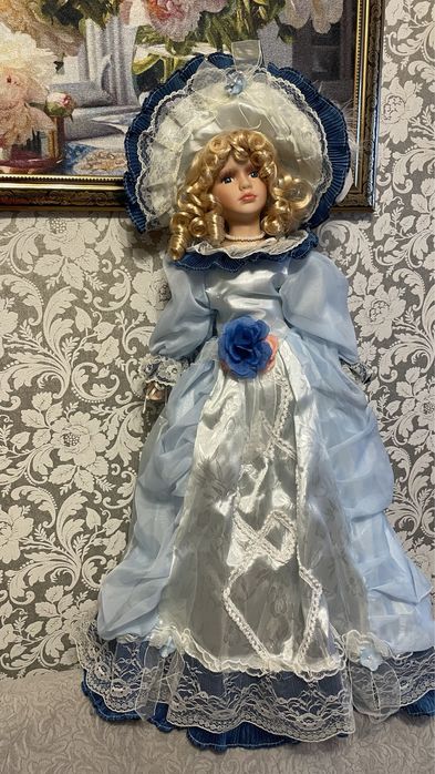 Кукла фарфоровая на подставке .