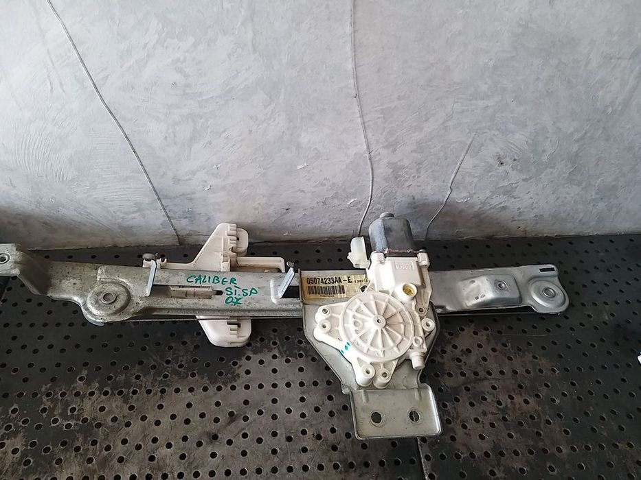 Macara motoras stanga spate dodge caliber 05074233aa