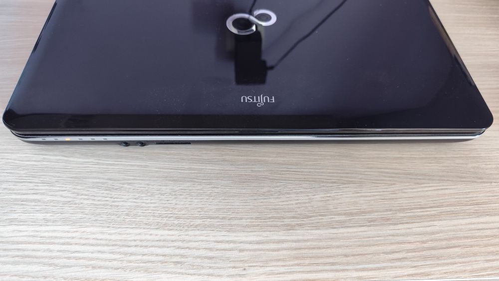 Лаптоп Fujitsu Lifebook AH531