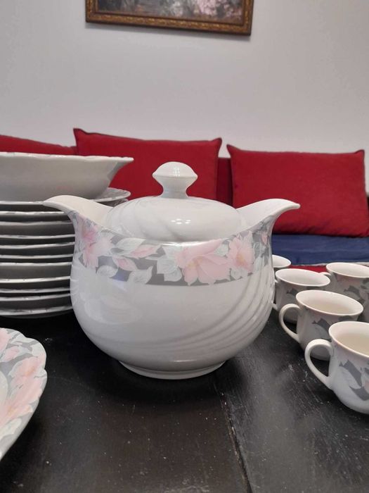 Голям ретро порцеланов сервиз за хранене, чай и кафе