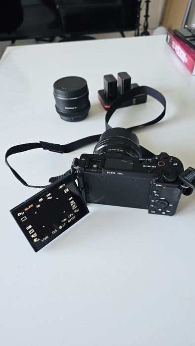 SONY ZV E10 1 cu 2 OBIECTIVE, 3 baterii incarcator