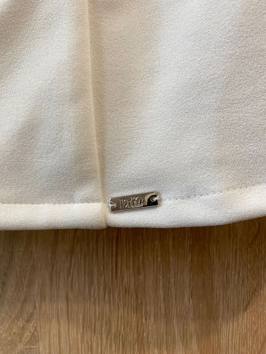 Стилна вталена дамска буза с V деколте