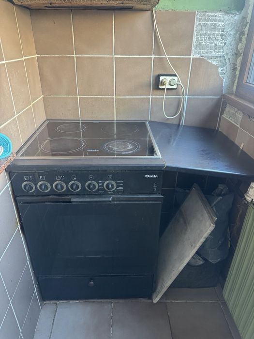 Печка Miele с 4 котлона и фурна, работеща