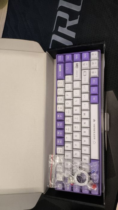 Продам механическую клавиатуру Ajazz AK680 в стильном фиолетовом корпу