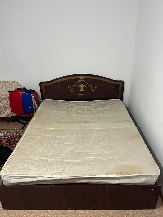 Продается б/у двухспальная кровать с матрасом, самовывоз