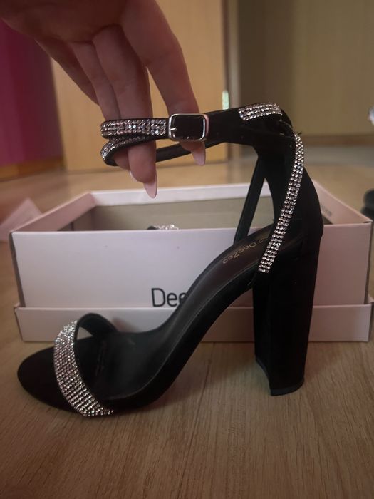 Нови черни велурени сандали с камъчета DeeZee