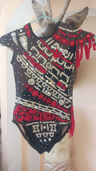 Продавам трико за художествена гимнастика