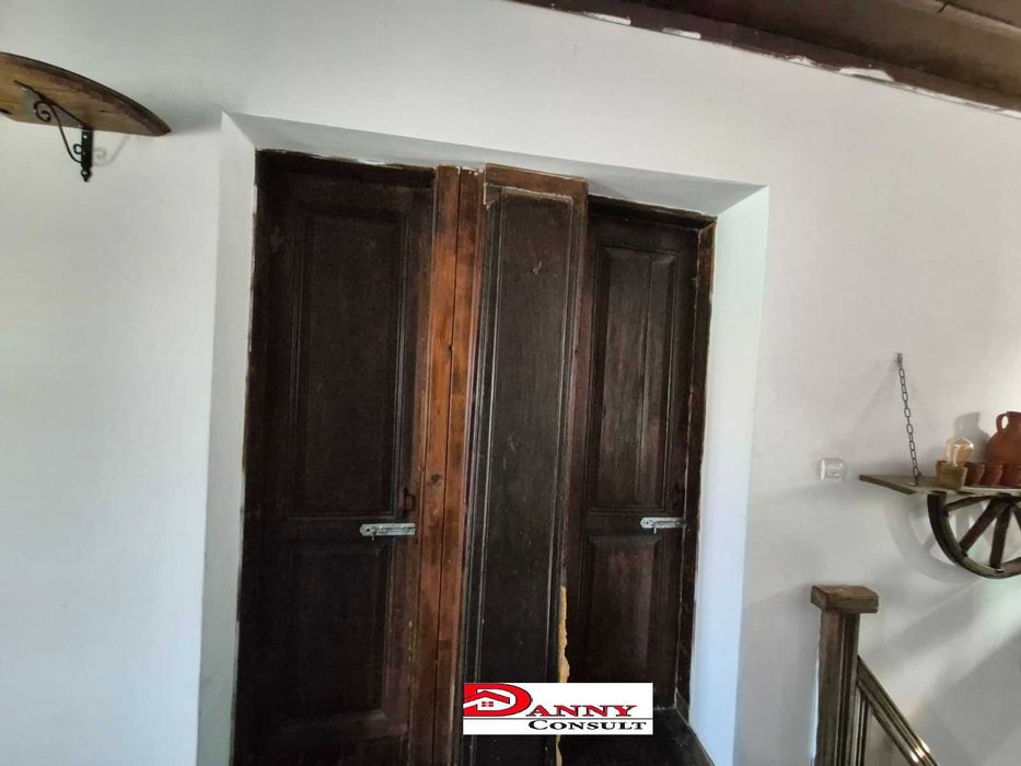 Двуетажна къща с двор и соларна система в с. Кесарево