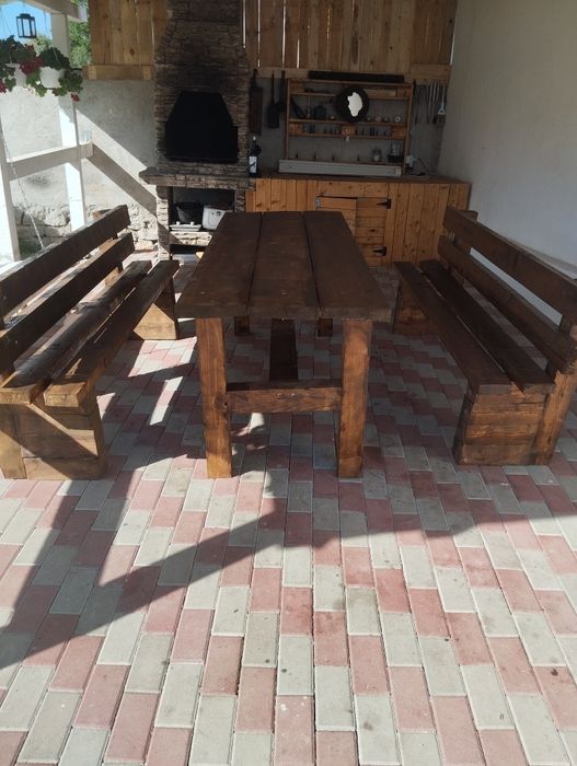 Masa de lemn lăcuită