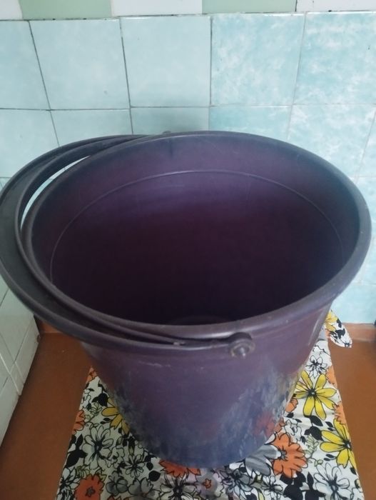Продаются эмалированное и пластмассовые ведра