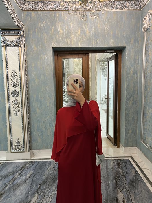 Красное платье из шелка и накидки из шифона