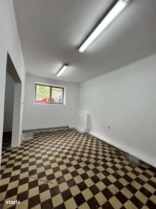 Spatiu comercial cu geamuri la str. Horea, partial demisol