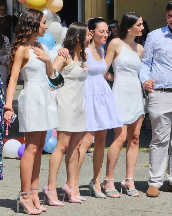 Бяла къса рокля с перлички