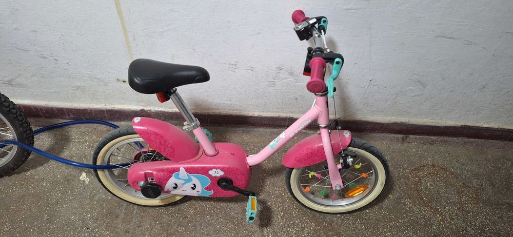 Bicicletă copii B-twin roz.