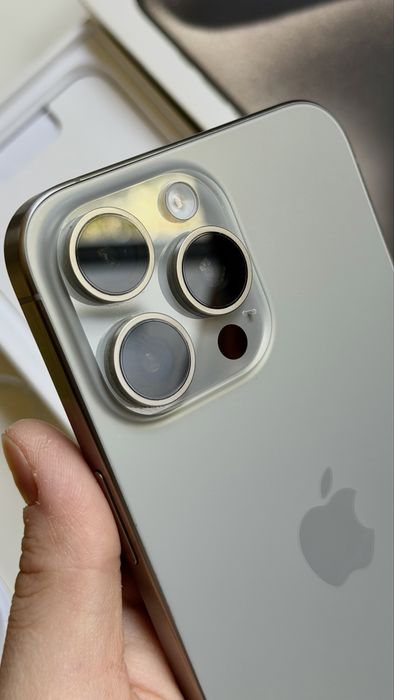 Продам iphone 15 pro max 256 gigov в отличном состояние покупал Macbro