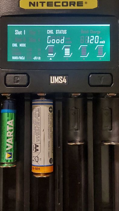 Зарядно Nitecore UMS4 за четири батерии