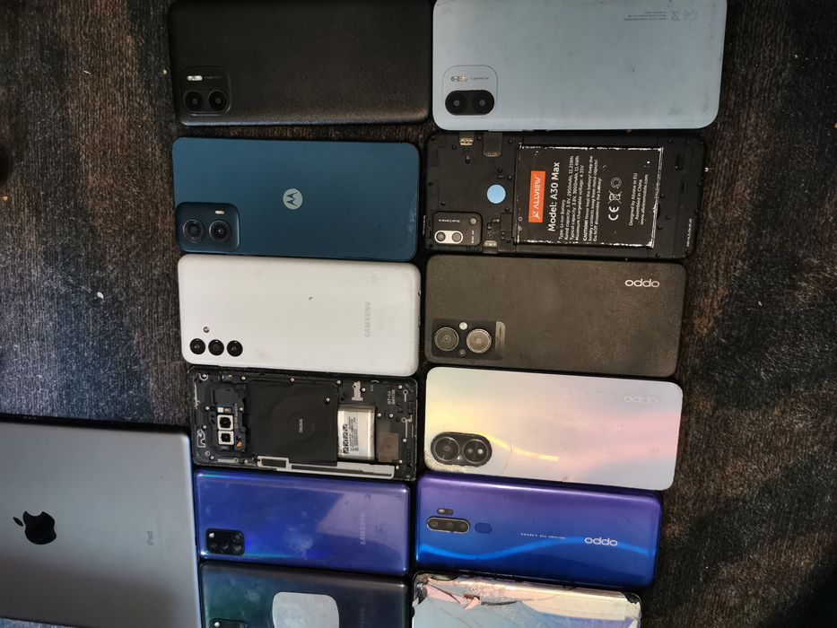 Vand piese de telefoane