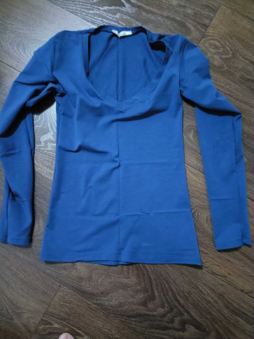 Vând bluza subțire, albastra